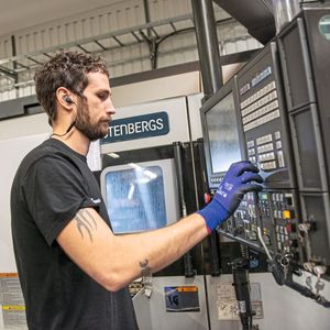 Comara Appcom verbindet alle Maschinen, sodass Zeit bei der Auswertung der Maschinenlaufzeiten eingespart wird und die Maschinenbediener lediglich mit einer Software arbeiten müssen. (Bild:  Comara)