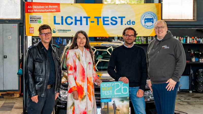 70 Jahre Licht-Sicht-Test (v.l.) : Carsten Lerbs von Polizeistation Uetze, Kirsten Lühmann, Präsidentin der Deutschen Verkehrswacht, Christian Otte von der Innung Celle/Burgdorf und Christoph Caesar von PS Auto & Reifen, werben gemeinsam für funktionierende Fahrzeugbeleuchtung und mehr Sicherheit in der dunklen Jahreszeit.  (Bild: Frank Wernicke)