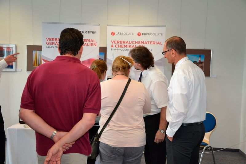 Während der Pausen konnten sich die Teilnehmer in der Ausstellung u.a. über spezielles Säulenmaterial für die Bioanalytik, einem neuen System für die Probenkennzeichung oder die präparative HPLC informieren. (Ottleben/LABORPRAXIS)