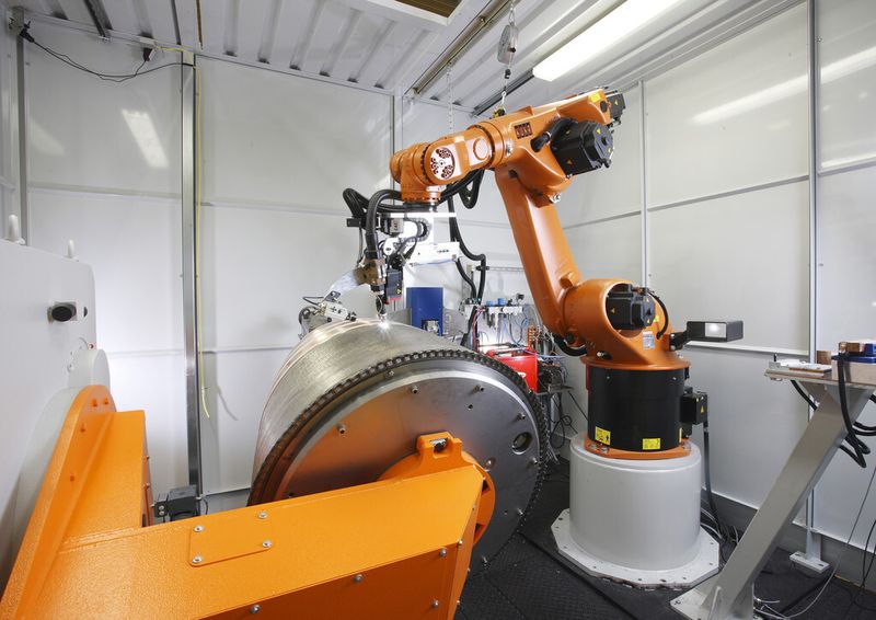 Kuka-Roboterzellen können aus Standardbausteinen nach Kundenwunsch geplant und ausgeführt werden. (Bild: Kuka)