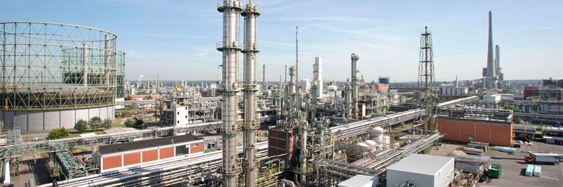 Der Chemiepark in Marl ist der größte Standort von Evonik, auch 17 weitere Unternehmen haben hier ihren Sitz. In der Propen-Destillation hat der Smart Safety Test von Hima mit Bravour bestanden. Der Chemiepark in Marl ist der größte Standort von Evonik, auch 17 weitere Unternehmen haben hier ihren Sitz. In der Propen-Destillation hat der Smart Safety Test von Hima mit Bravour bestanden.