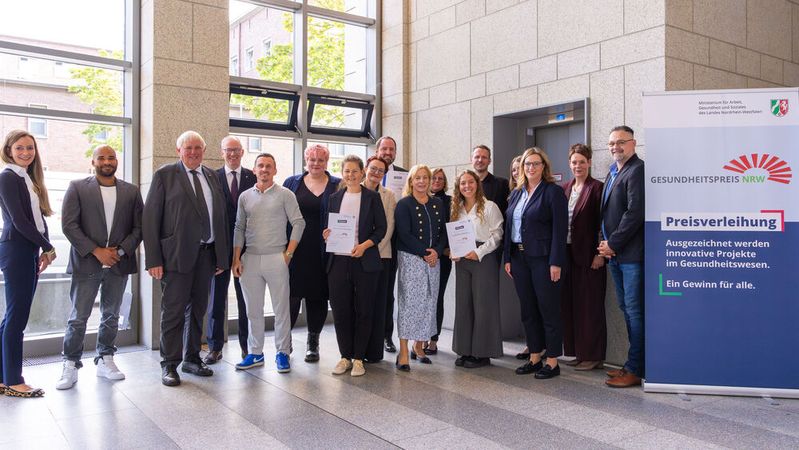 NRW-Gesundheitsminister Laumann (3.v.l.): „Es ist wichtig, dass wir die Digitalisierung für eine gute und effiziente Versorgung in Gesundheitswesen und Pflege weiter vorantreiben.“(© Foto:  MAGS NRW)