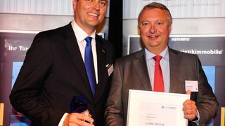 Kuno Neumeier, GF Logivest (l.), und Ralph Sandstedt, GF der GVZ Entwicklungsgesellschaft Bremen, freuen sich über den 1. Platz der Bremer bei der Logistik-Gewerbegebietsstudie. (Bild: Logivest)