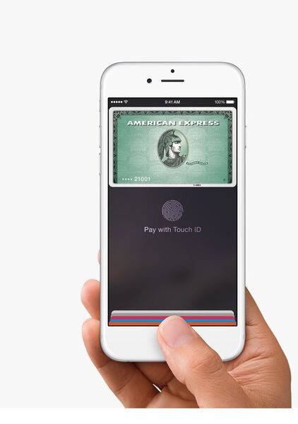 Mit Apple Pay kann per Fingerabdruck gezahlt werden. (Bild: Apple)