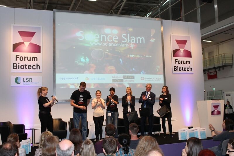Gewonnen hat Stefan Spreng (zweiter von links) mit seinem Science Slam über die Haltbarkeit von Bier. (Bild: Back/LABORPRAXIS)