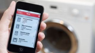 Mit dem iPhone lassen sich die neuen intelligenten MieleHausgeräte bequem regeln (Bild: (Foto: Miele))