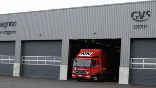 Im Hinblick auf die Gesamtästhetik des neuen Logistik- und Verwaltungsgebäudes von KK Keppel & Kompagnon wurden die Hörmann-Industrie-Sectionaltore in einer Sonderfarbe geliefert. Die Verladehalle verfügt über fünf ebenerdige Industrie-Sectionaltore und genügend Platz für eine vor Witterungseinflüssen geschützte Beladung. (Hörmann)