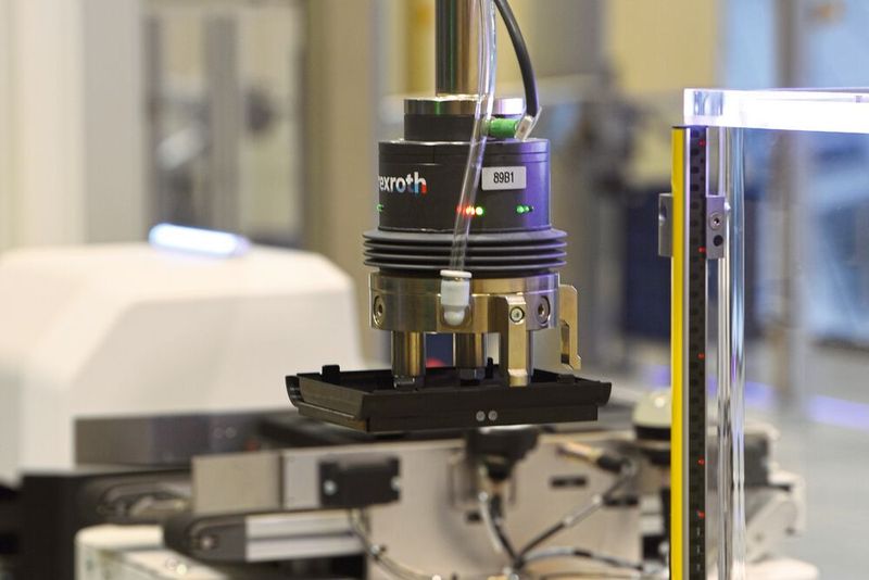 ...um anhand bestimmter Montageprozesse zu zeigen, wie feinfühlig der Greifer positioneren kann. (Bild: Stefanie Michel)