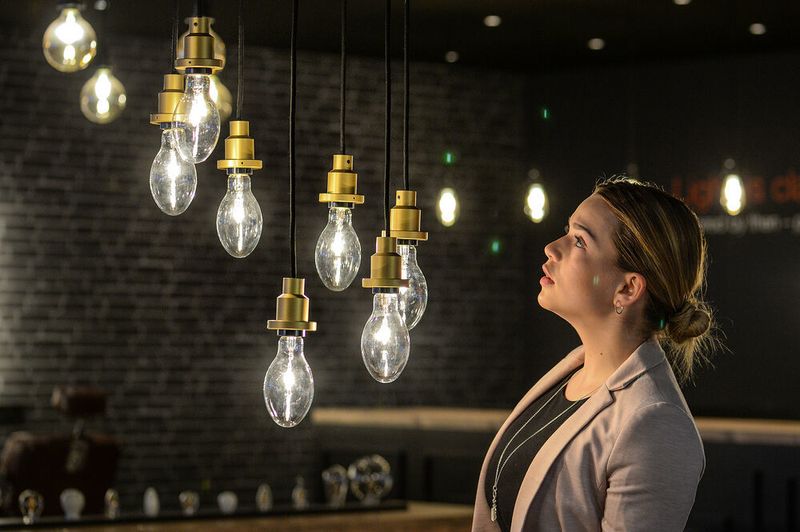 Ein Schwerpunkt im Produktbereich Licht ist die Präsentation der neuen Design-Trends im Leuchtenmarkt. Insgesamt präsentieren rund 1.650 Unternehmen ihr Gesamtspektrum rund um das Produktsegment Licht. Hier die Hängeleuchte „Edition 1906“. (Messe Frankfurt / Evangelisch-reformierte Kantonalkirche Schwyz/Pietro Sutera Photography)