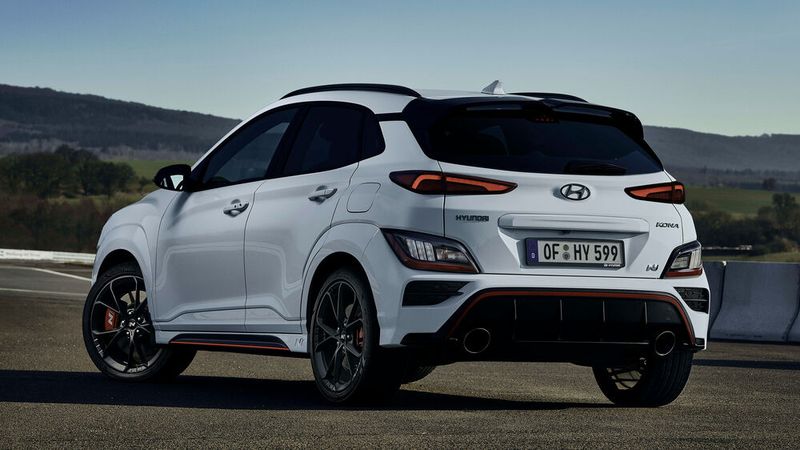 Am Heck des Fahrzeugs dominiert der große zweigeteilte Dachspoiler mit der dreieckigen Bremsleuchte der N-Modelle.  (Bild: Uli Sonntag/Autoren-Union Mobilität/Hyundai)