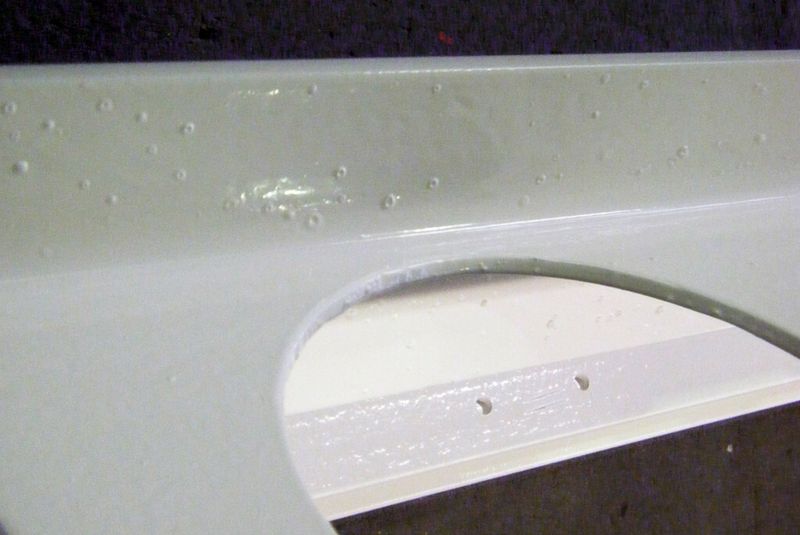 Bild 1: Pusteln auf einem lackierten Bauteil. Sie können auftreten, wenn das feuerverzinkte Bauteil nach dem Einbrennen der Grundierung noch mit einem Decklack versehen wird. (Bader-Pulver)