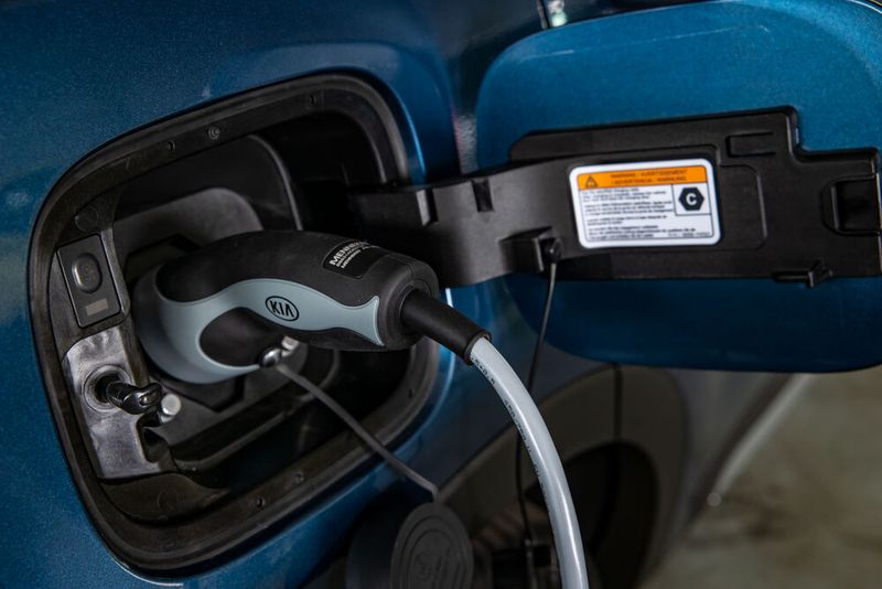 Hier lässt sich das Ladekabel für die große Traktionsbatterie anschließen. (Bild: Kia)