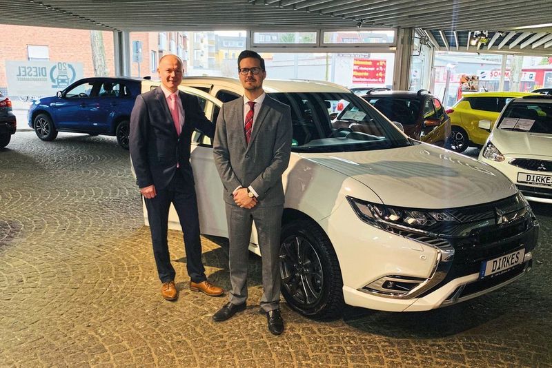 Im neuen Dirkes-Standort Köln-Kalk: Filialleiter Jan Jansen (li.) und Vertriebsleiter Stefan Gabriel. (Dirkes Automobilgruppe)