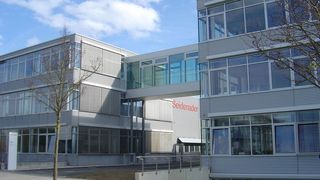 Eine gläserne Brücke auf Höhe des oberen Geschosses verbindet den Neubau der Seidenader-Gruppe mit dem Altbau und schafft so eine Einheit. Bild: Seidenader (Archiv: Vogel Business Media)