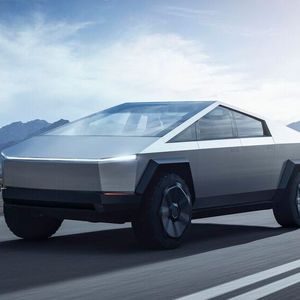 Die dreieckige Form des Fahrzeugs erinnert eher an einen kantigen Tarnkappen-Kampfjet als einen klassischen Pickup. (Bild:  Tesla)