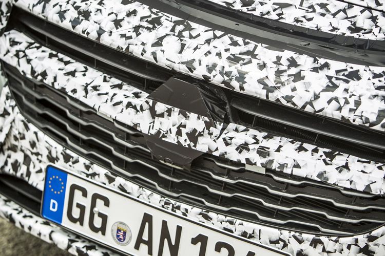 Bevor die Modelle von Morgen schon heute zur Vorserienerprobung raus ins echte Leben dürfen, schneidert Kubis ihnen ein Tarnkleid, das Paparazzi das Leben möglichst schwer machen soll.  (Foto: Opel)