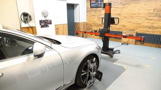 Zwei in einem: Das neue IA900WA von Autel vereint ein FAS-Kalibrier- mit einem System zur Fahrwerksvermessung. (Bild: Dominsky/»kfz-betrieb« )