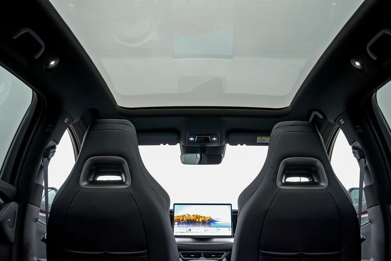 Das großflächtige Panorama-Glasdach sorgt für ein angenehmes Ambiente. (Bild: BYD)