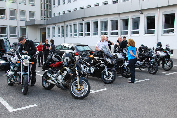 Am Donnerstagmorgen versammelten sich rund ein Dutzend Motorräder im Hof von Vogel Business Media. (Foto: Rubbel)