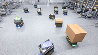 Die skalierbare FastBots Solution ist für flexible Übergaben und dynamische Materialflüsse in unterschiedlichen Lagerumgebungen ausgelegt. (Bild: KNUD DOBBERKE)