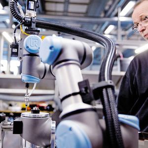 Roboter bauen Roboter. Im dänischen Odense gehören MRK-Anwendungen mit dem kollaborierenden Tischroboter UR3 zum Herstellungsprozess bei Universal Robots.