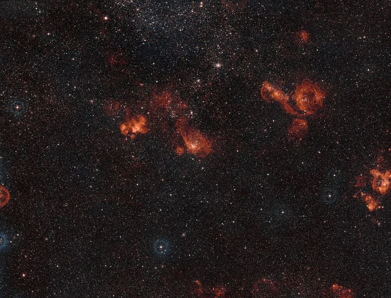 Ein Highlight unter Hubbles Entdeckungen ist das „Kosmische Riff“, zwei bunte Nebel in der Großen Magellanschen Wolke. (ESA/Hubble, Digitized Sky Survey Davide De Martin)