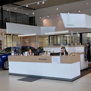 Egal, ob Neubau – wie hier in Kronach – oder nicht: Die „Autofamilie“ Vetter möchte auf keinen Fall, dass bei ihren Kunden Schwellenängste entstehen.(Bild:  Mauritz/»kfz-betrieb«)