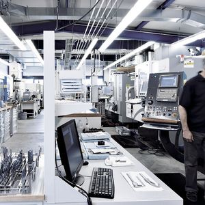 Qualifizierte Mitarbeitende mit langjähriger Zerspanungserfahrung analysieren, entwickeln und produzieren hochwertige VHM-Sonderwerkzeuge auf modernsten Anlagen in einer klimatisch stabilen Umgebung. Abläufe und Prozesse sind kundenspezifisch jederzeit dokumentiert und reproduzierbar.