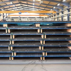 Die SSAB Bleche werden in der Nähe der Verarbeitungsanlagen in der Halle gelagert.(Bild:  SSAB)