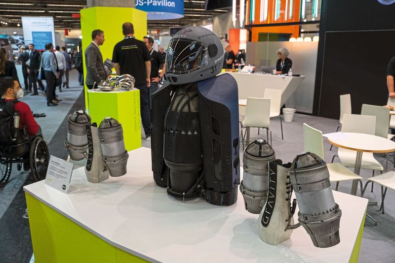 Schneller Entwicklungszyklen, Teilekonsolidierung, Gewichtsreduzierung. Der Jet Suit MK 2.3 von Gravity Industries hat mehrfach von der Additiven Fertigung profitiert. (Bild: S. Guggenberger / VCG)
