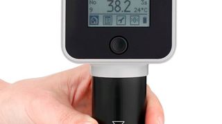 Die neue Generation des Multifunktions–Härteprüfers HPE III bietet die Vereinigung der relevanten Prüfdaten – ob für die Messung nach Norm DIN ISO 7619 oder im Feld. (Bild: Bareiss)