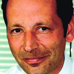 Jürgen Paul, Geschäftsbereichsleiter Coated Products bei Hans Kolb Wellpappe, Memmingen: „Da wir unsere eigenen Wellpappen-Abfälle für die Papierproduktion aufbereiten, wissen wir aufgrund von Analysen, dass beschichtete Wellpappe in den Altpapierkreislauf passt. Daran liegt uns sehr viel. Denn unsere Kunden sollen sie ganz normal entsorgen können.“Bild: Hans Kolb Wellpappe