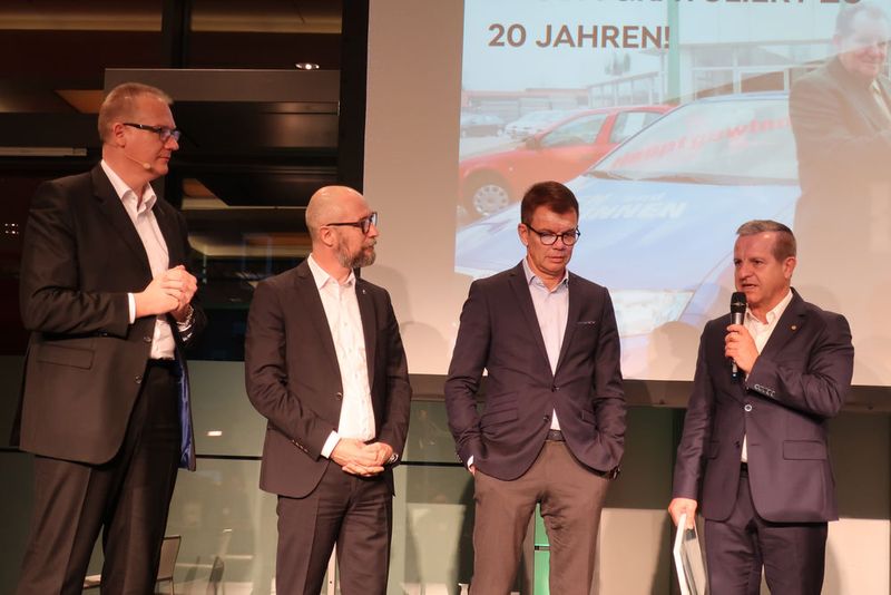 Gratulation: (v. li.) Frank Jürgens, Michael Günther und Stefan Quary dankten Skoda-Verbandspräsident Thomas Peckruhn seinen inzwischen 20 Jahre währenden Einsatz in diesem Ehrenamt für die Fortentwicklung der Marke. (Bild: Grimm / »kfz-betrieb«)