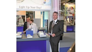 Dr. Wolfgang Blickle, Senior Product Manager bei Eppendorf, mit dem neuene Biospectrometer.  (Bild: LABORPRAXIS)