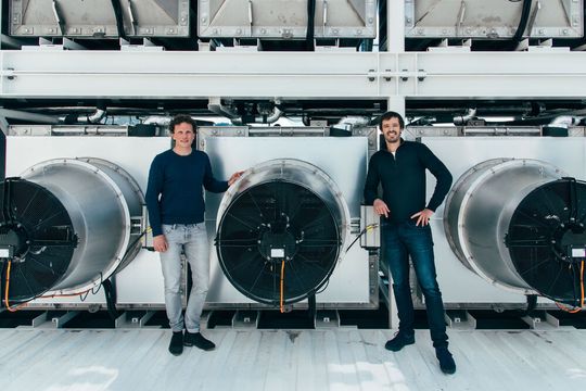 Les co-fondateurs de Climeworks : C. Gebald et J. Wurzbacher devant la centrale de Climeworks en Suisse. Les co-fondateurs de Climeworks : C. Gebald et J. Wurzbacher devant la centrale de Climeworks en Suisse.