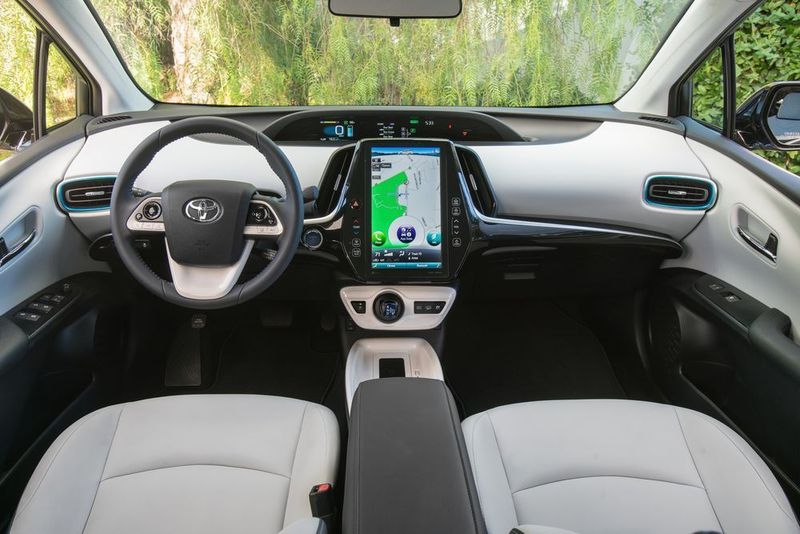 Der Prius Plug-in fährt nicht nur besser als das Modell ohne Stecker – er sieht auch besser aus. Zumindest innen. (Toyota)