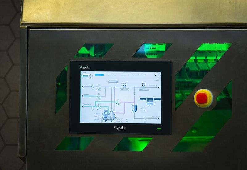 Auf dem HMI wird das Rohrleitungs- und Instrumentenfließschema des Pathfinder Separators angezeigt. Damit lässt sich die Maschine nicht nur manuell bedienen, es können auch wichtige Betriebsinformationen abgerufen werden. (Schneider Electric)