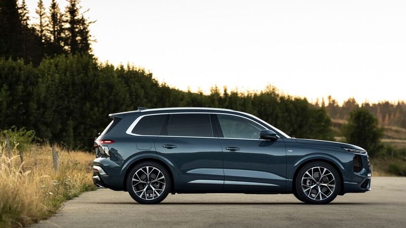 Bis zu 23 Zoll große Räder lassen sich unter das Luftfahrwerk des Q7 schnallen. (Bild: Audi)
