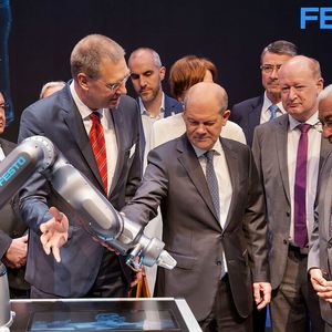 Festo präsentierte den Politikern den neuen pneumatischen Cobot. (Bild:  Festo)