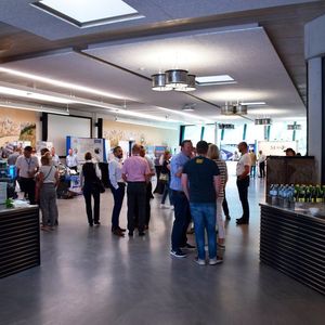 Die Fachausstellung fand in einem modernen Werkstattgebäude auf dem Tagungsgelände statt.