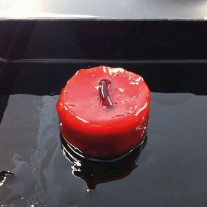 Hier ist die Verflüssigung eines zuvor aufgebauten Bauteils bildlich eingefangen, bei der das stützende Material sukzessive abfließt. 