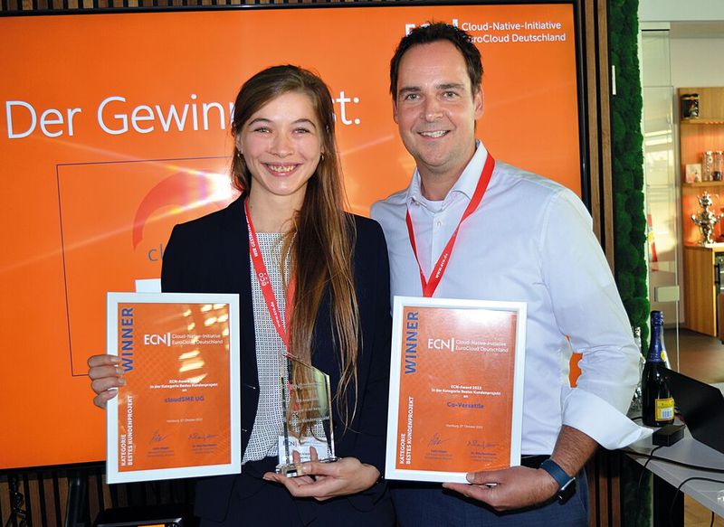 Bestes Kundenprojekt: Liza Ocklenburg (CloudSME) erhält den Award von Heiko Henkes (ISG). (Bild: Michael Hase)