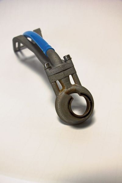 Die Schutzgasdüse wurde aus Aluminium additiv gefertigt. (Bild: © Simone Käfer)