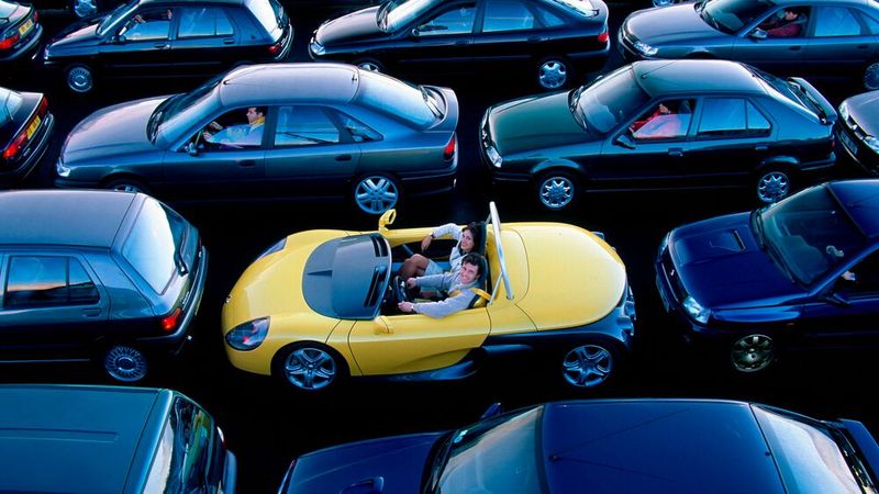 Der Renault Sport Spider zählt zu den spektakulären Highlights des H-Kennzeichen-Klassiker-Jahrgangs 2025. Erstmals wurder er 1995 auf dem Genfer Automobilsalon gezeigt. Das erste Auto wurde im Dezember 1995 produziert. Die gesamte Montage des Fahrzeugs erfolgte von Hand und endete 1999. Trotz seines relativ hohen Gewichts bot und bietet ein Sport Spider jede Menge Go-Cart-Feeling und somit Fahrspaß. Seinen ehemaligen Neupreis von rund 56.000 DM hat der Wagen mittlerweile längst eingeholt. Unter 40.000 Euro bekommt man heute kaum ein solches „Spielzeug“. (Bild: Renault)