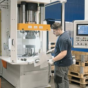 Mit der Investition in eine hydraulische, mit Ziehkissen ausgestattete Umformpresse stärkt die Hans Eberle AG ihre Ausrichtung als Komplettanbieter für Blechteile und Baugruppen aus Blech.   (Bild: SMM)