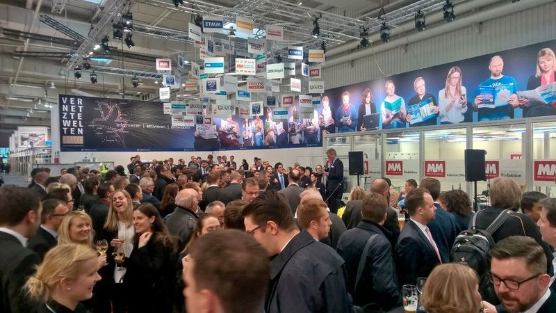 Stefan Rühling begrüßt die zahlreichen Gäste auf dem Vogel-Stand und eröffnet die 125-Jahre-Vogel-Party. (Bild: konstruktionspraxis)