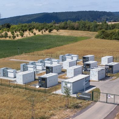 Batteriegroßspeicher, wie hier im rheinland-pfälzischen Föhren, spielen eine wichtige Rolle für die Stabilität des Stromsystems. (Bild: Schoenergie)