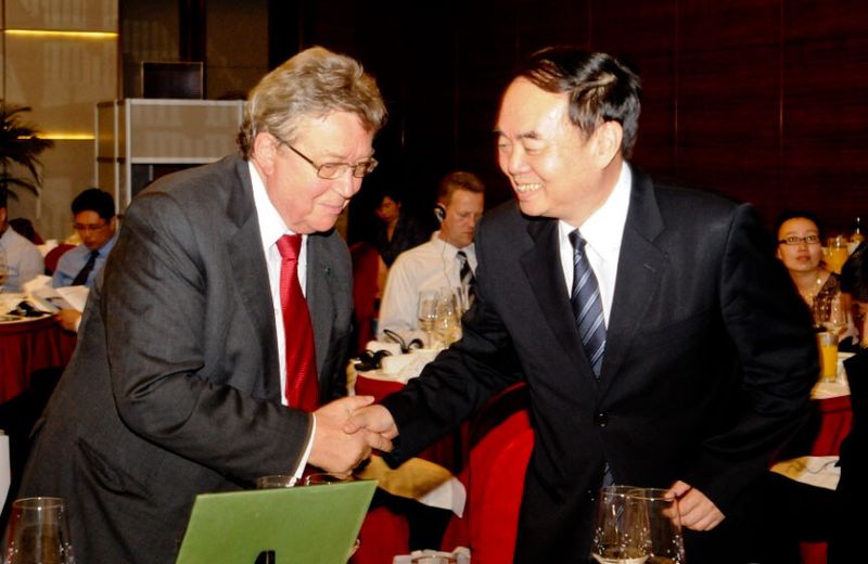 Dr. Reinhold Festge mit  Zhou Ji, Präsident der China Mechanical Engineering Society (CMES). (Bild: VDMA)