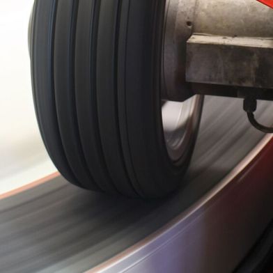 In solchen Trommelprüfstanden können Reifen unter kontrollierten Bedingungen auf Verschleiß geprüft werden. Zusätzlich gibt es Konvoifahrten auf öffentlichen Straßen. (Bild: KIT)