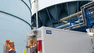 Für die hohe Zuverlässigkeit der Online-Messwerte ist neben den Messgeräten auch die zentrale Position des Containers in der Kläranlage verantwortlich, direkt neben der Turmbiologie. (Bild: Currenta)